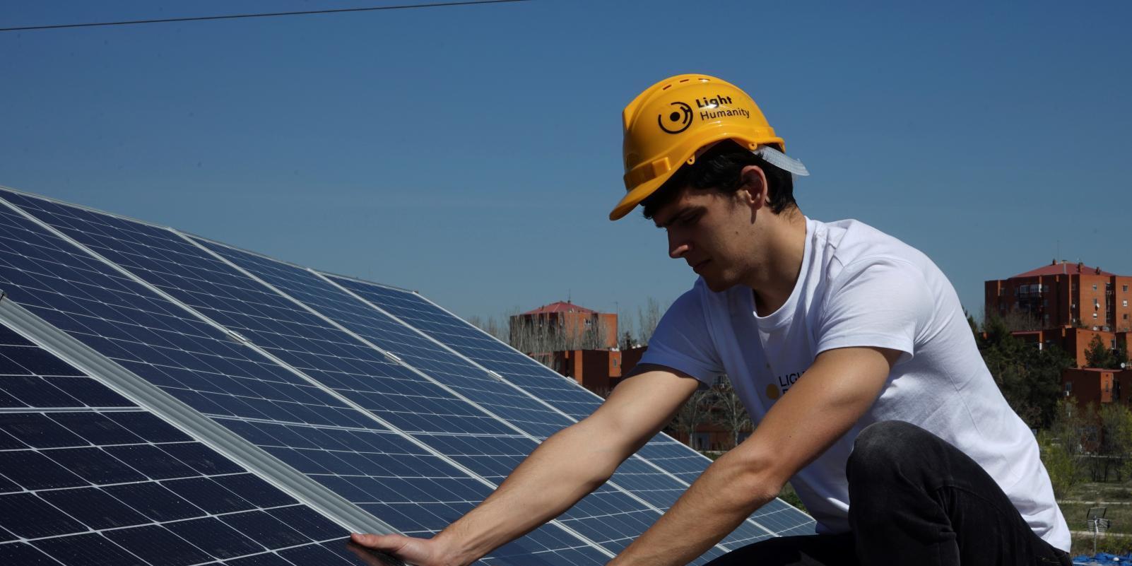 Tras seis meses sin luz, los paneles solares iluminan la Cañada Real 