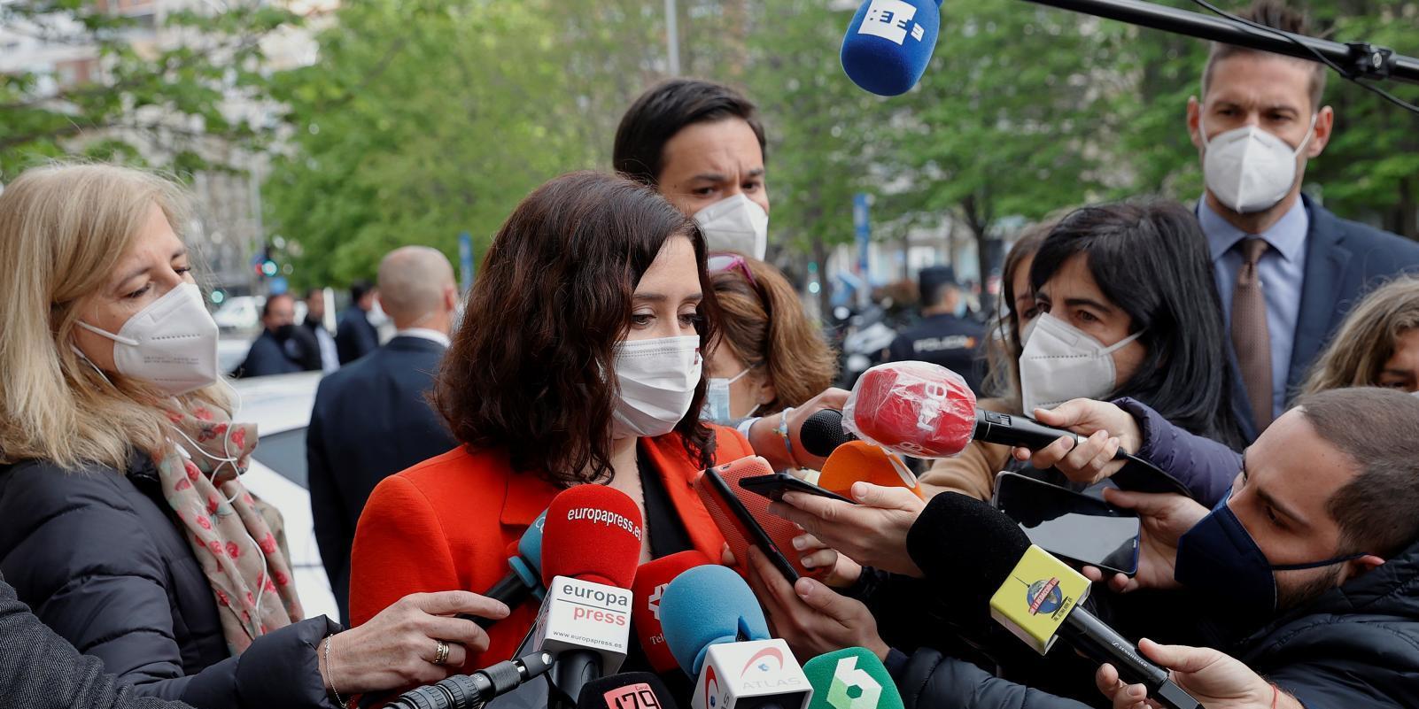 Díaz Ayuso defiende un Madrid en el que "ricos y pobres" se entienden en un bar