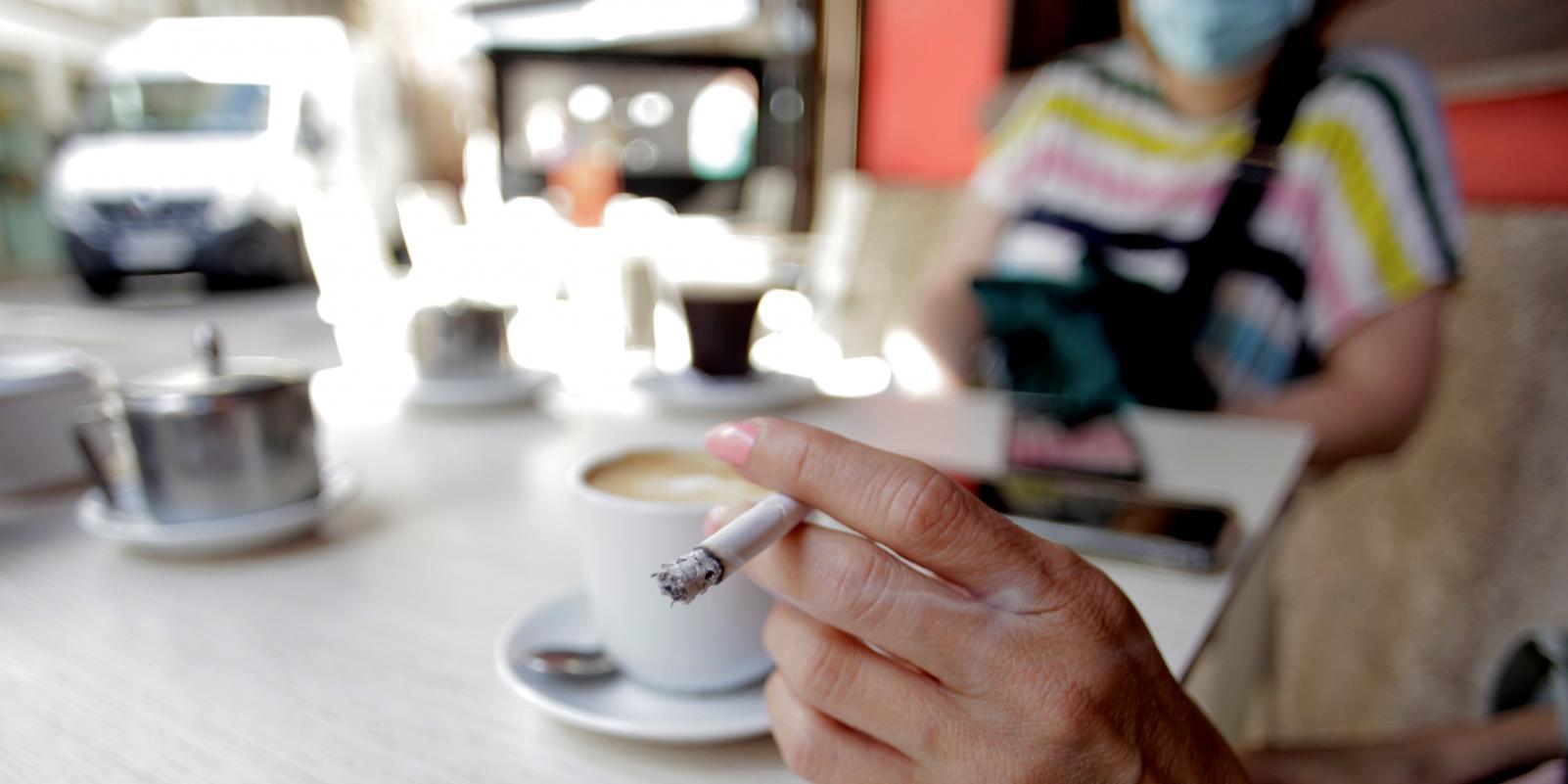 Sanidad propone prohibir fumar en las terrazas aunque haya dos metros de distancia