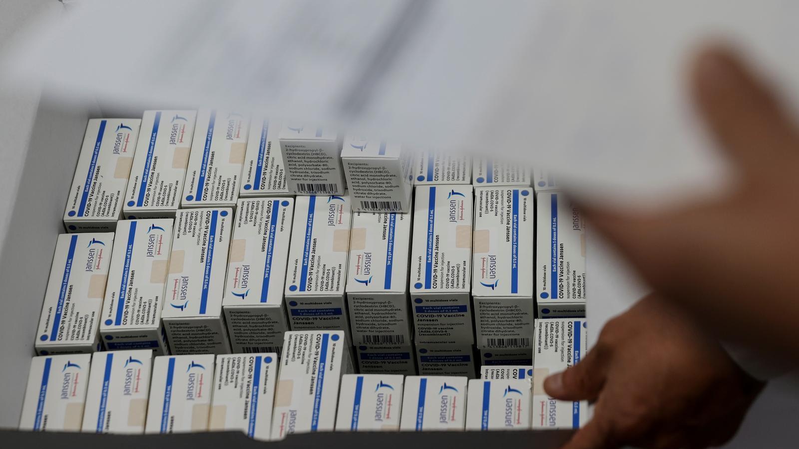 La Comunidad de Madrid empieza a administrar la vacuna monodosis de Janssen a dependientes