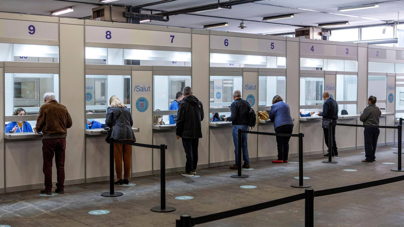 Ocho comunidades empezarán en junio a vacunar a los menores de 50