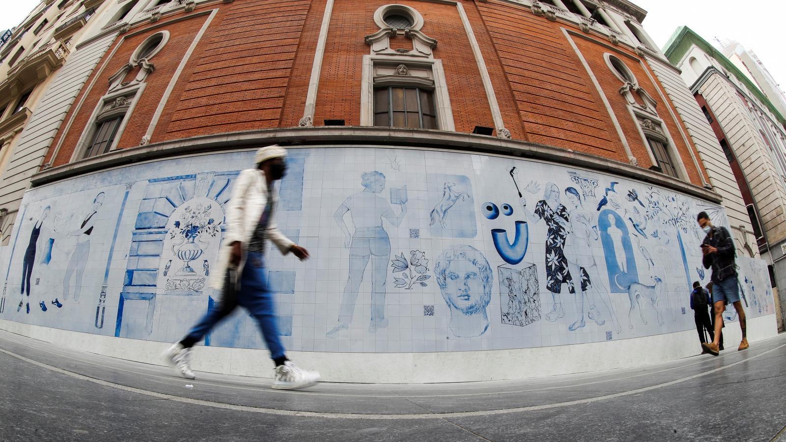 Un mural de azulejo viste El Palacio de la Música de Madrid