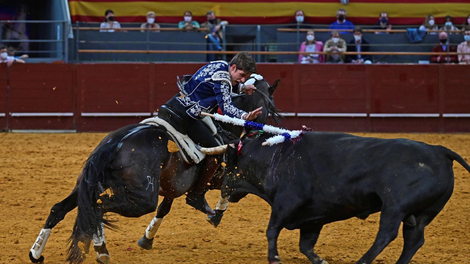 Guillermo Hermoso, con dos orejas, puso el calor en la fría tarde de rejones