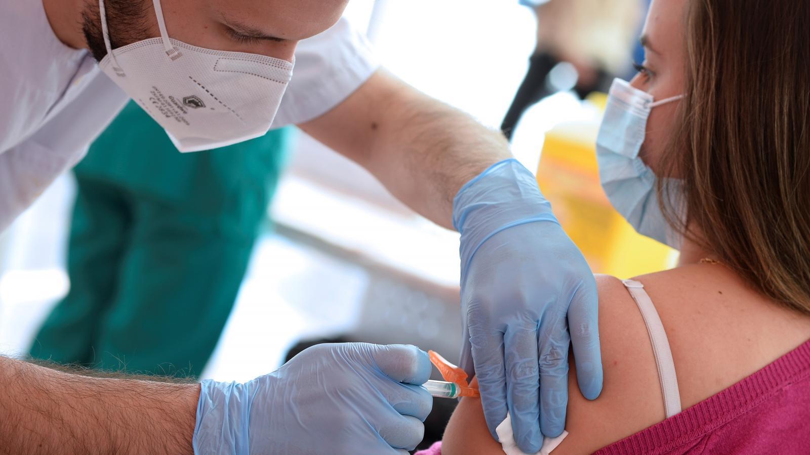 El estudio del Instituto de Salud Carlos III asegura que mezclar Pfizer y AstraZeneca es seguro y aumenta la respuesta inmune