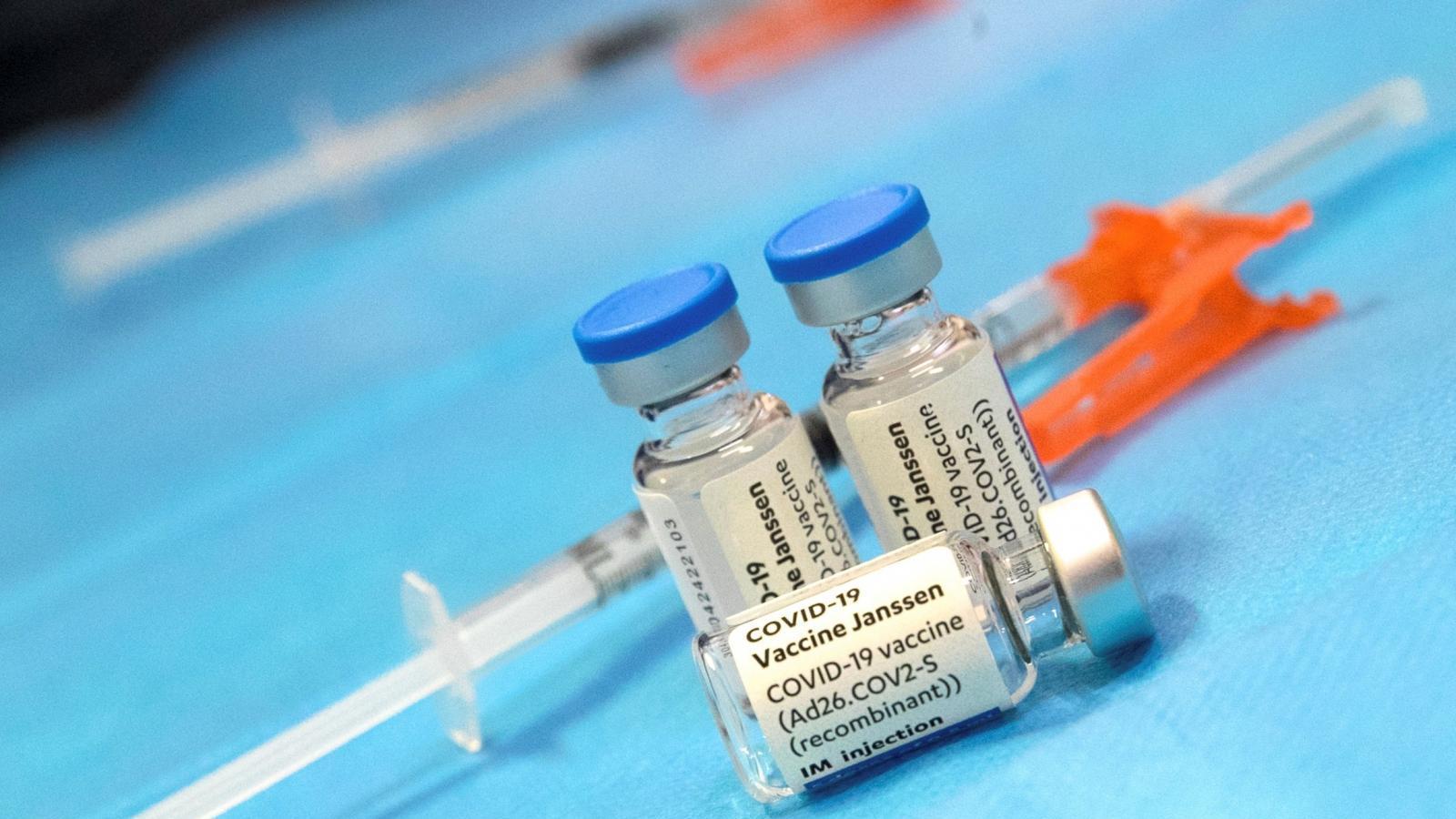 La "tranquilidad" de la vacunación llega a las personas sin hogar de Madrid