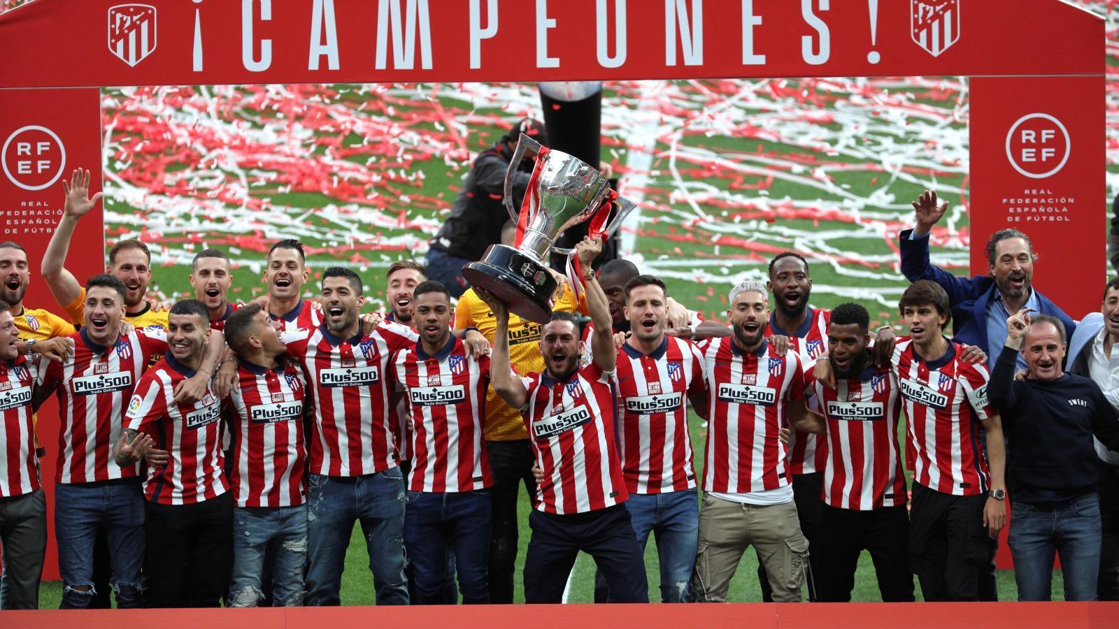 El Atlético de Madrid recibe la copa de campeón de Liga 2020-21
