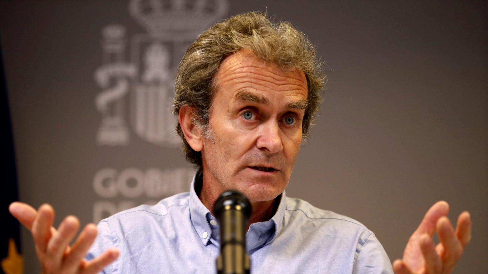 Sanidad ve "muy probable" poder quitar las mascarillas en exteriores en julio