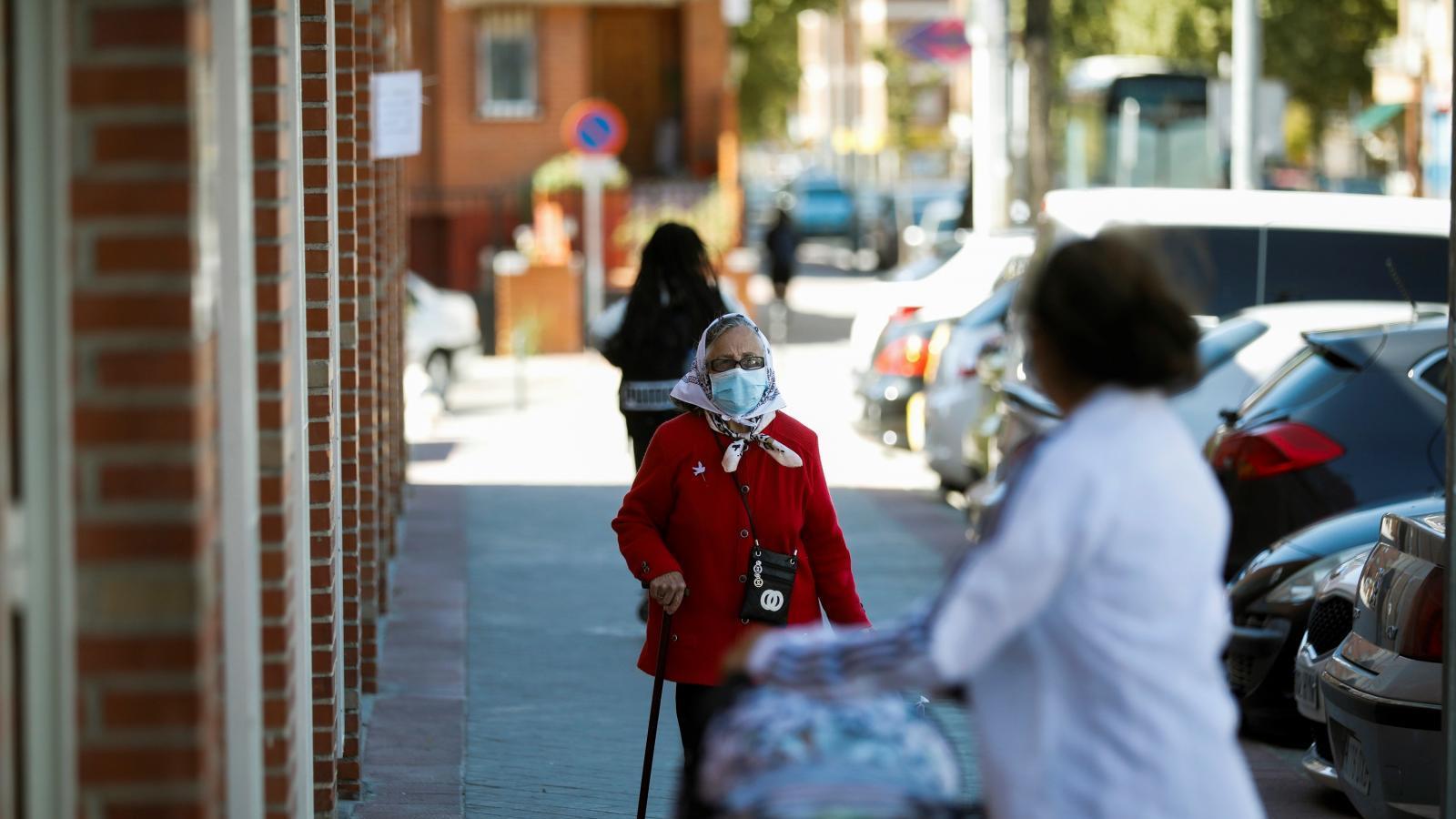 La Comunidad de Madrid esperará a una mayor inmunización para retirar la mascarilla en el exterior