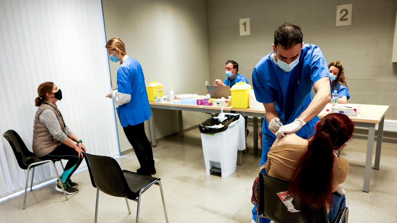 Nuevas comunidades se suman a la vacunación de los menores de 50 años