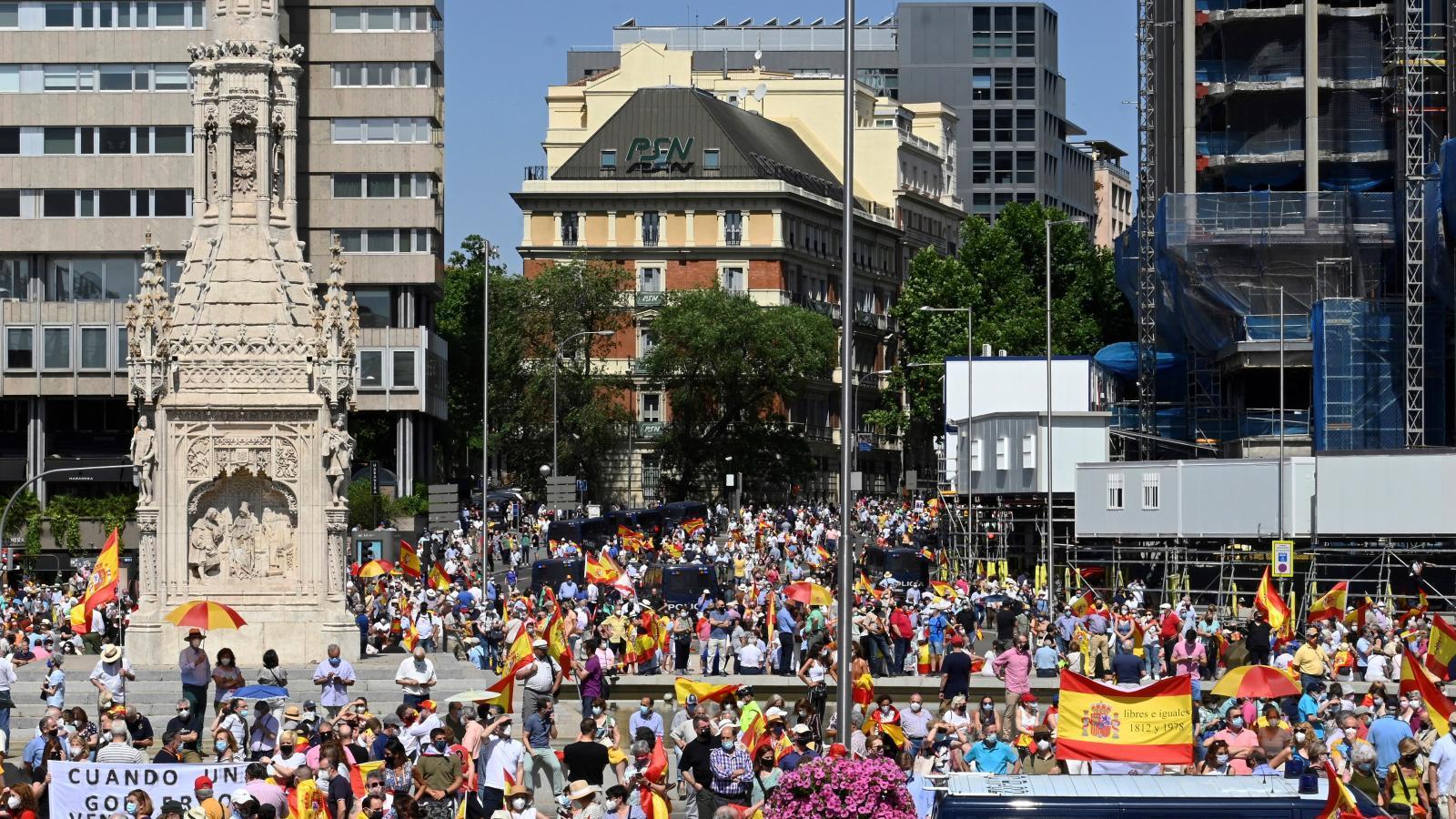 Miles de personas claman contra los indultos, mientras los líderes se evitan