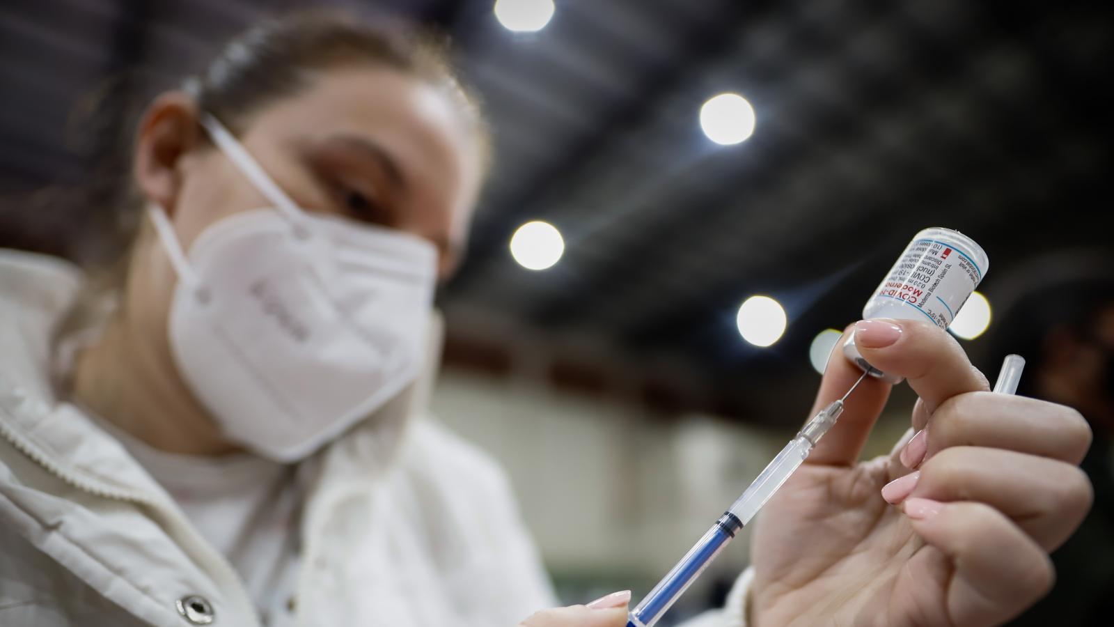 Escudero ve "comprometido" el objetivo del 70% de población vacunada en agosto ante la falta de dosis