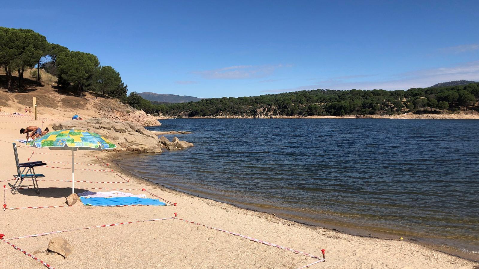 Los bañistas vuelven a la playa del pantano de San Juan