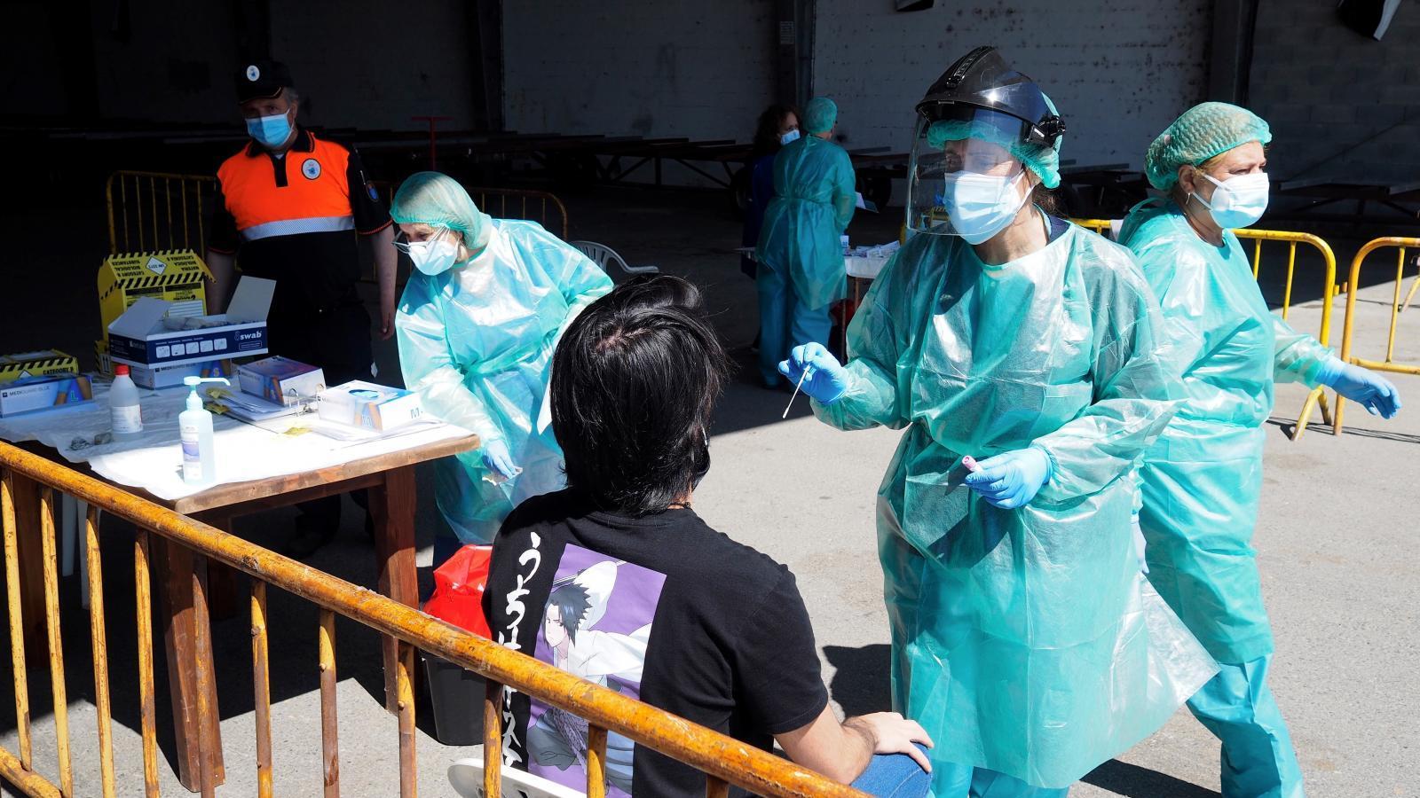 Las autonomías aceleran su blindaje y la detección de casos ante la ola joven