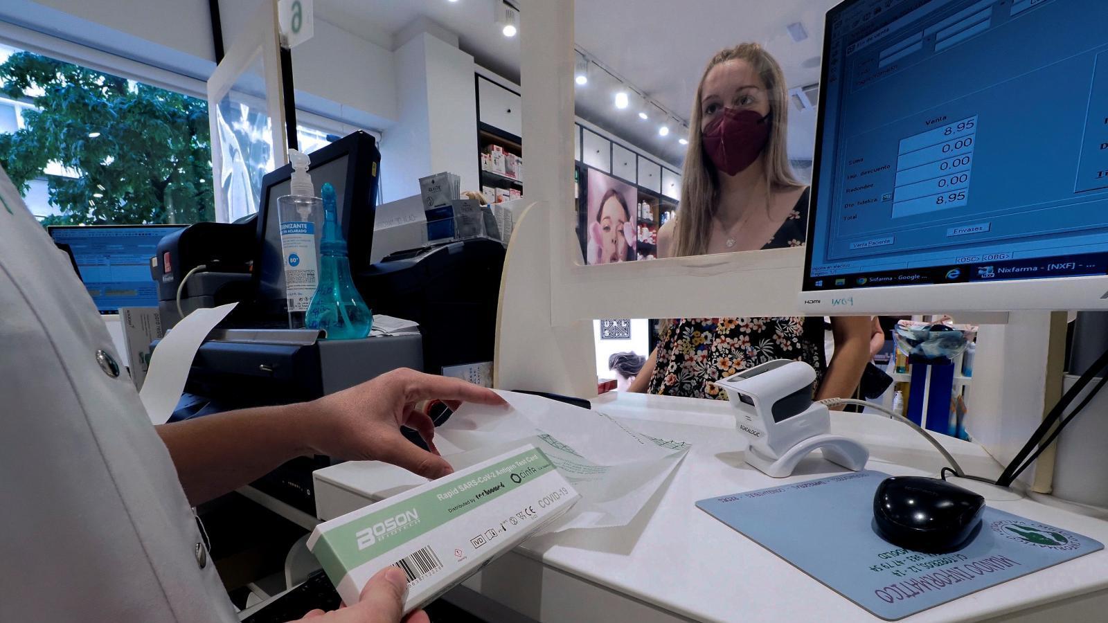 La Comunidad repartirá desde el miércoles un test de antígenos gratuito a cada madrileño en las farmacias