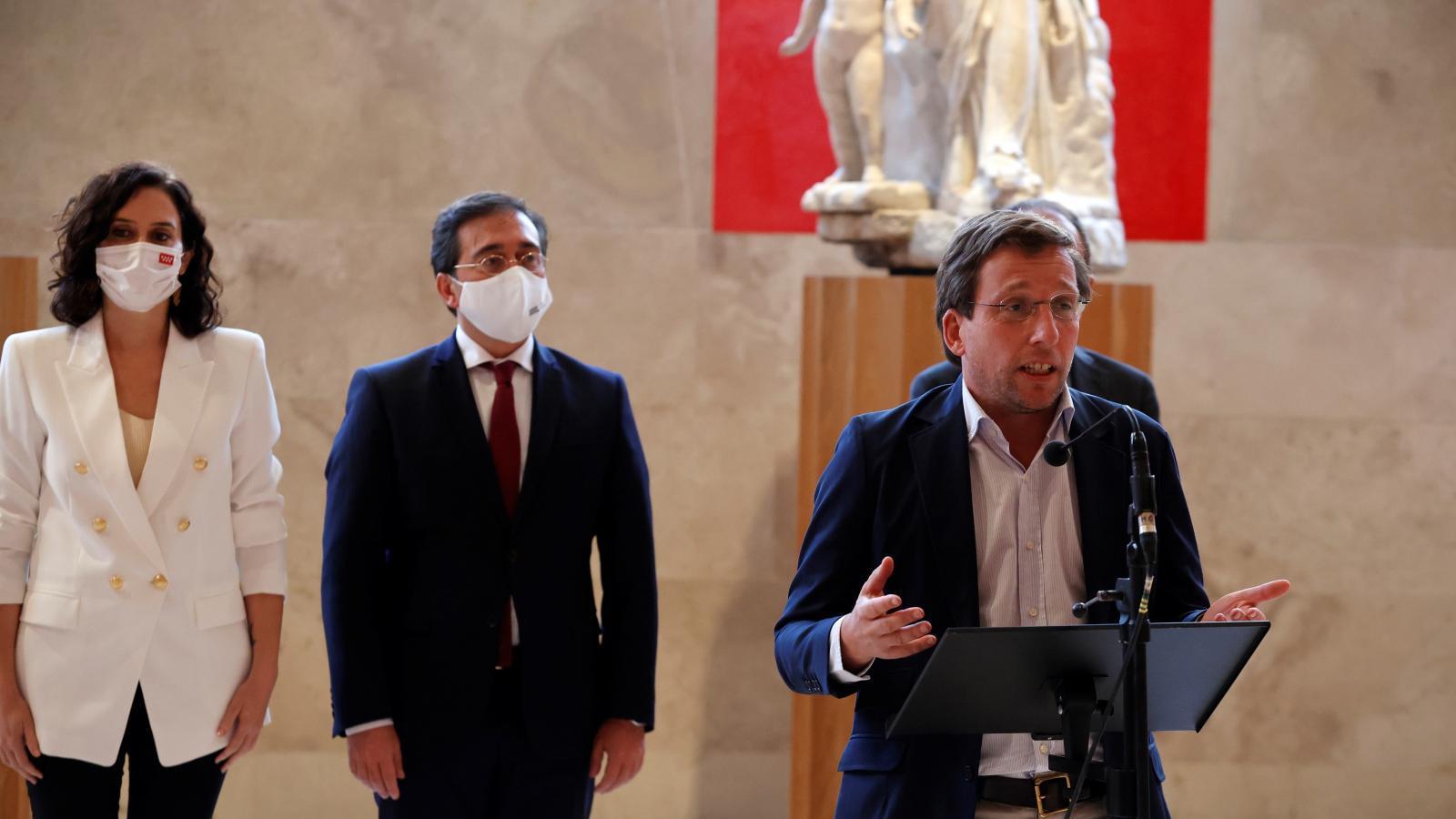 Almeida y Ayuso celebran la entrada de Prado-Retiro en la lista de Patrimonio