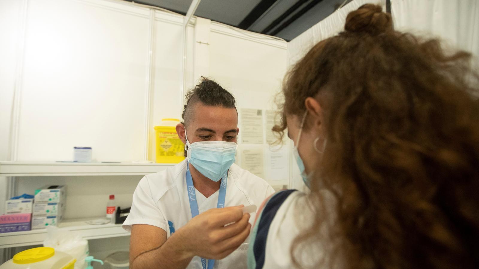 España vacuna a un ritmo semanal de 2,8 millones de dosis en pleno verano