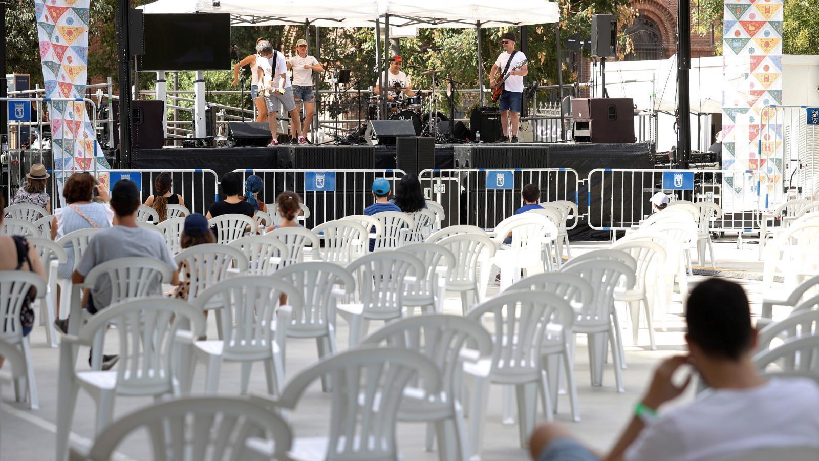 Las Vistillas acogen una fiesta de La Paloma marcadas por el virus y el calor