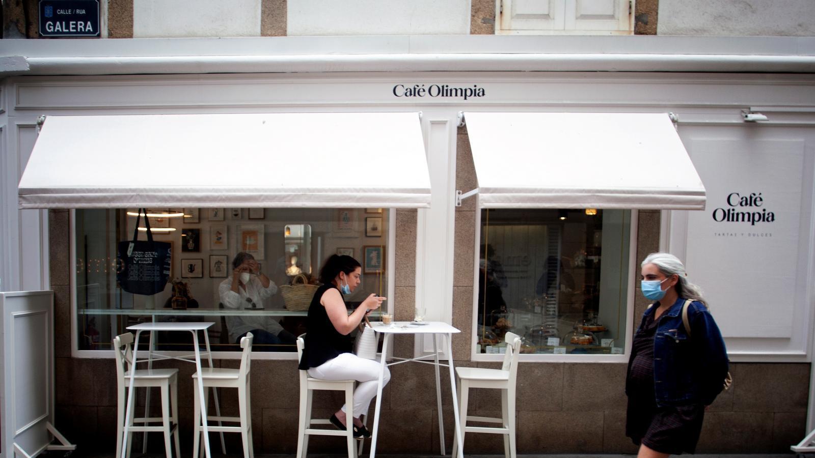 La quinta ola remite, pero se mantienen las restricciones en España