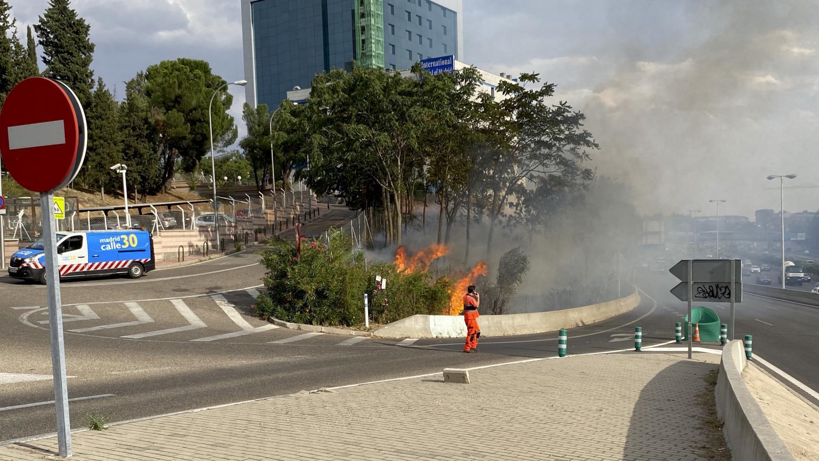 Un incendio de pastos junto a la M-30 origina una gran columna de humo en la zona de Pío XII