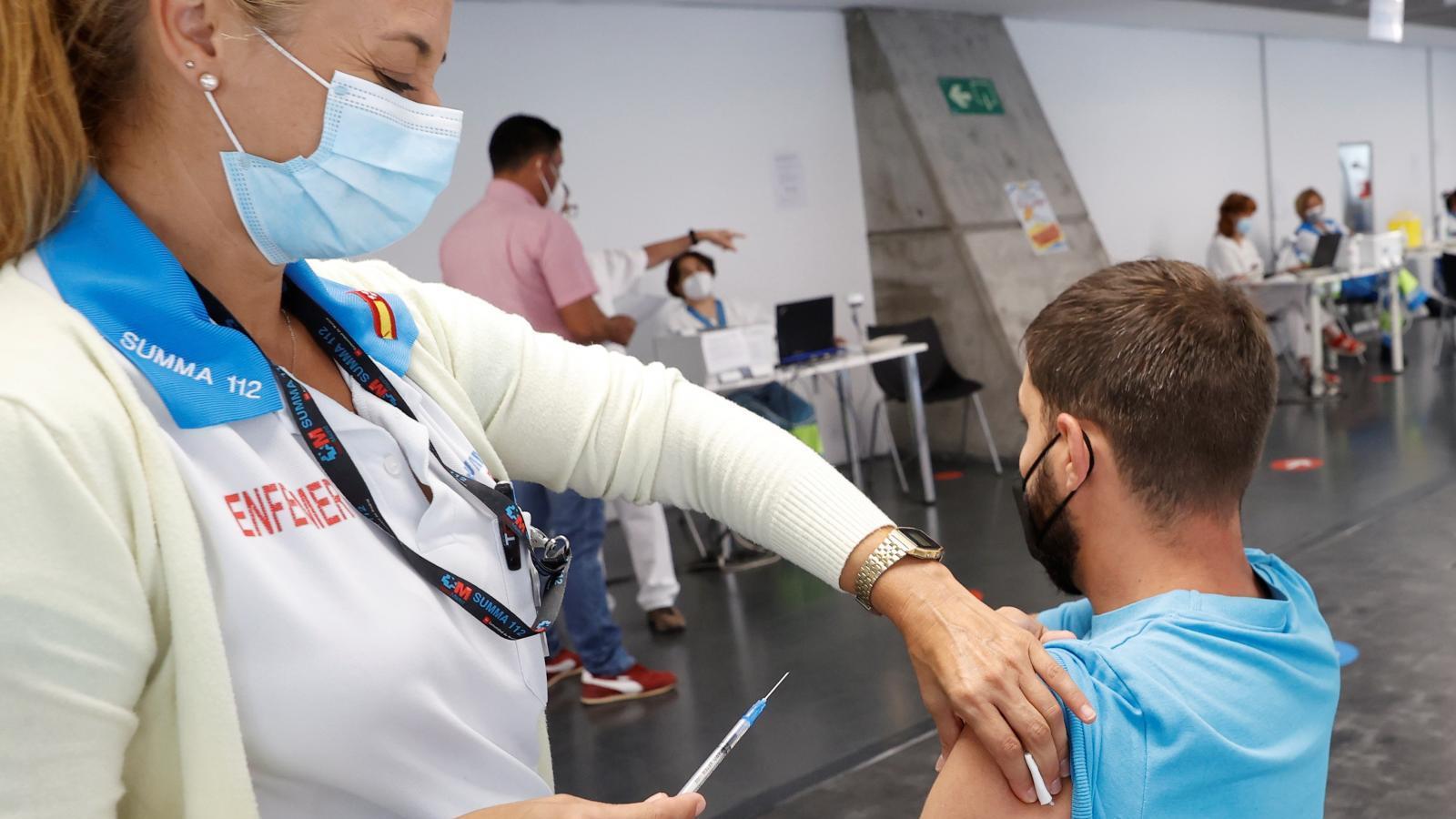 Casi 2.600 personas vacunadas sin cita en las primeras 24 horas en el Wizink