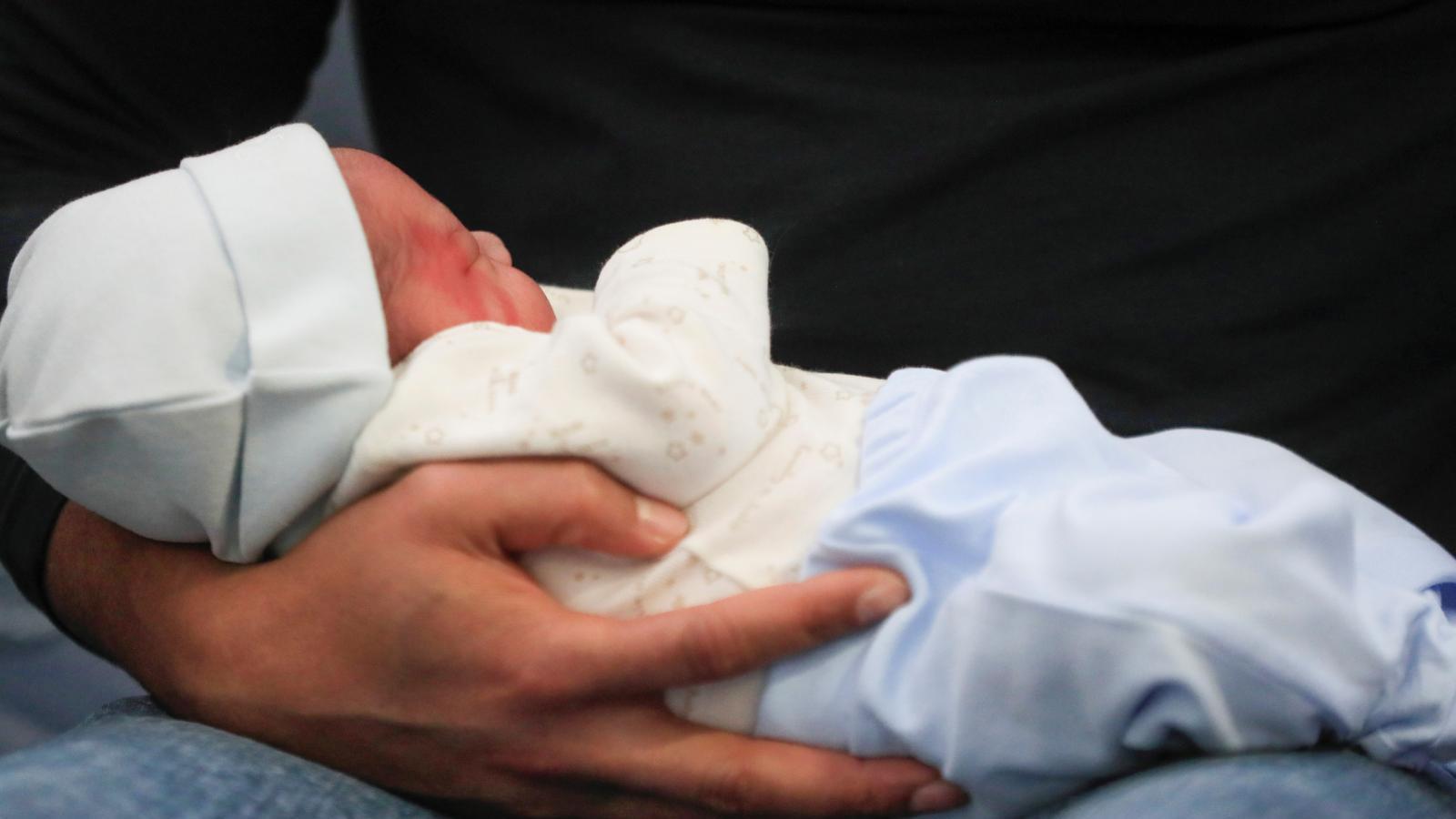 En julio nacieron casi mil niños al día, la cifra más alta en 21 meses