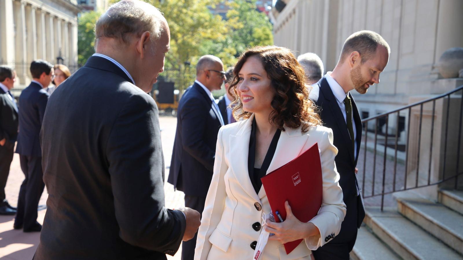 Díaz Ayuso denuncia que la propuesta de descentralizar las instituciones es un "ataque directo" a Madrid