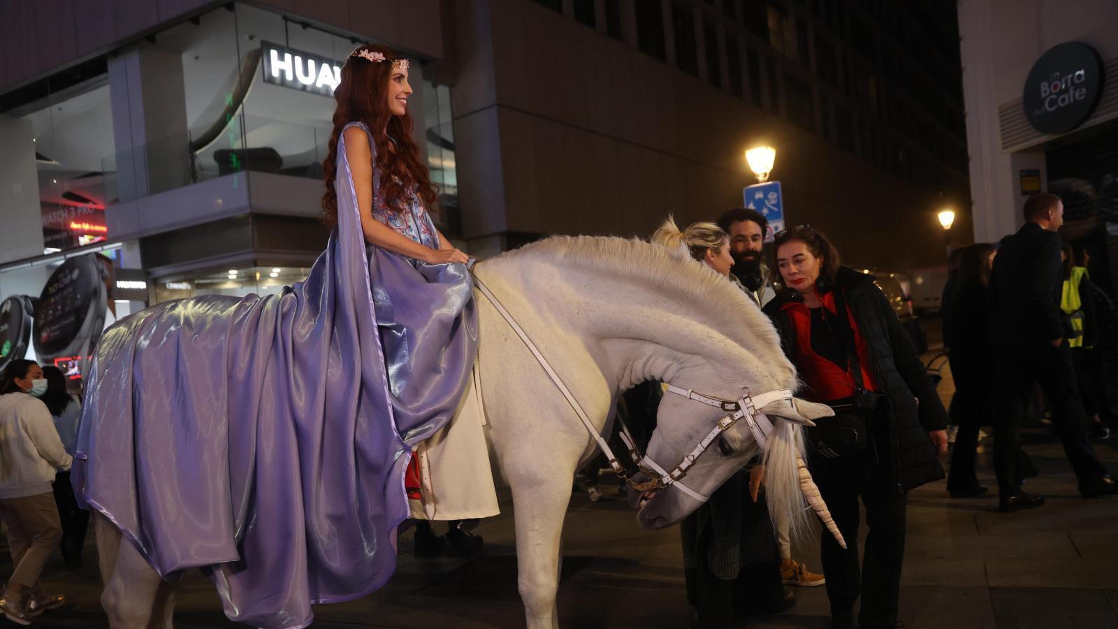 El rodaje de "De Caperucita a Loba" llena de unicornios la Gran Vía de Madrid