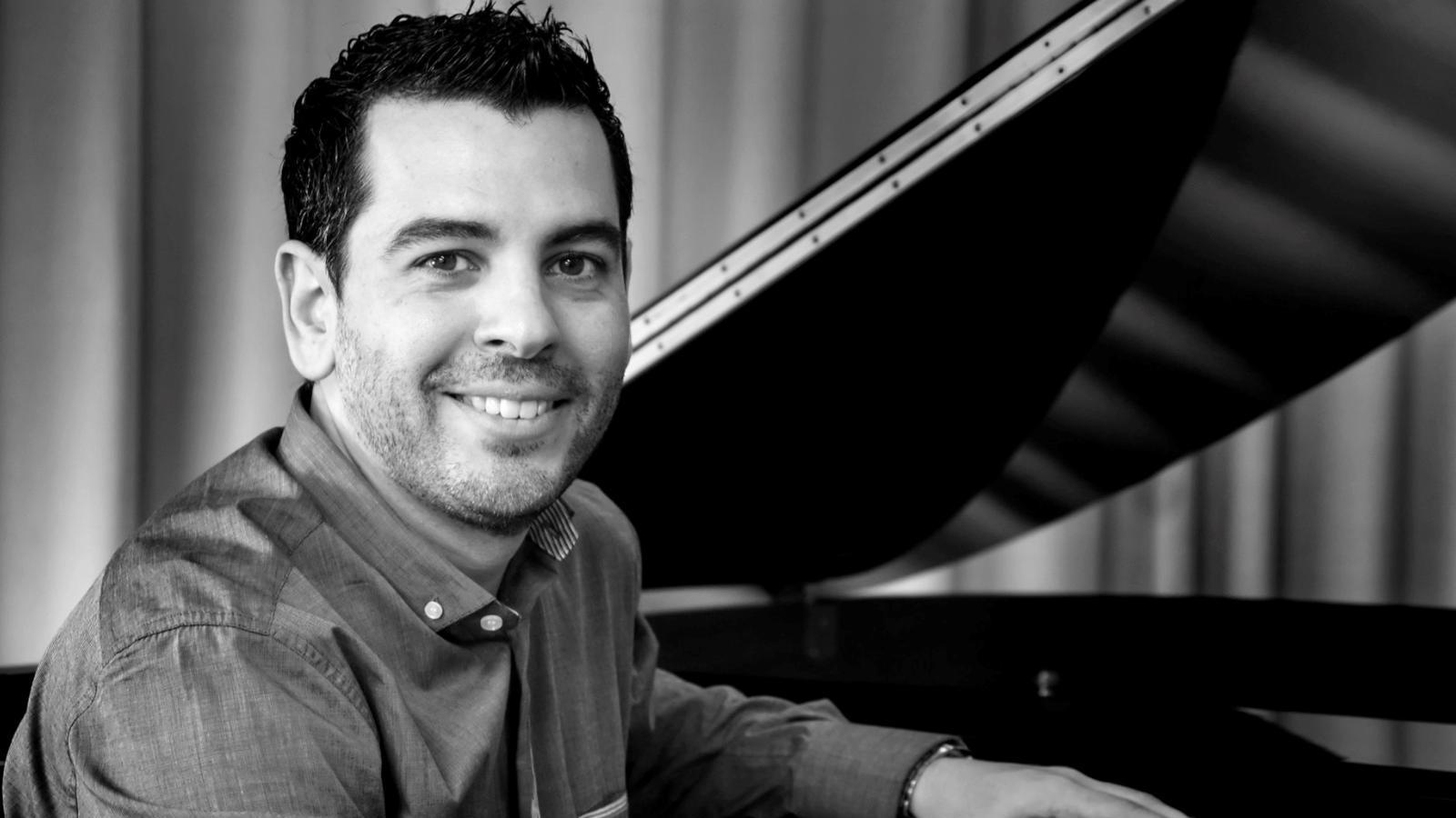 Arnau Bataller desliza su música entre el drama más humano de "Mediterráneo"