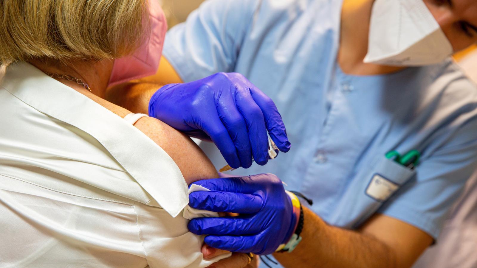 La vacunación contra la gripe arranca para mayores de 60, embarazadas, enfermos crónicos y personal esencial