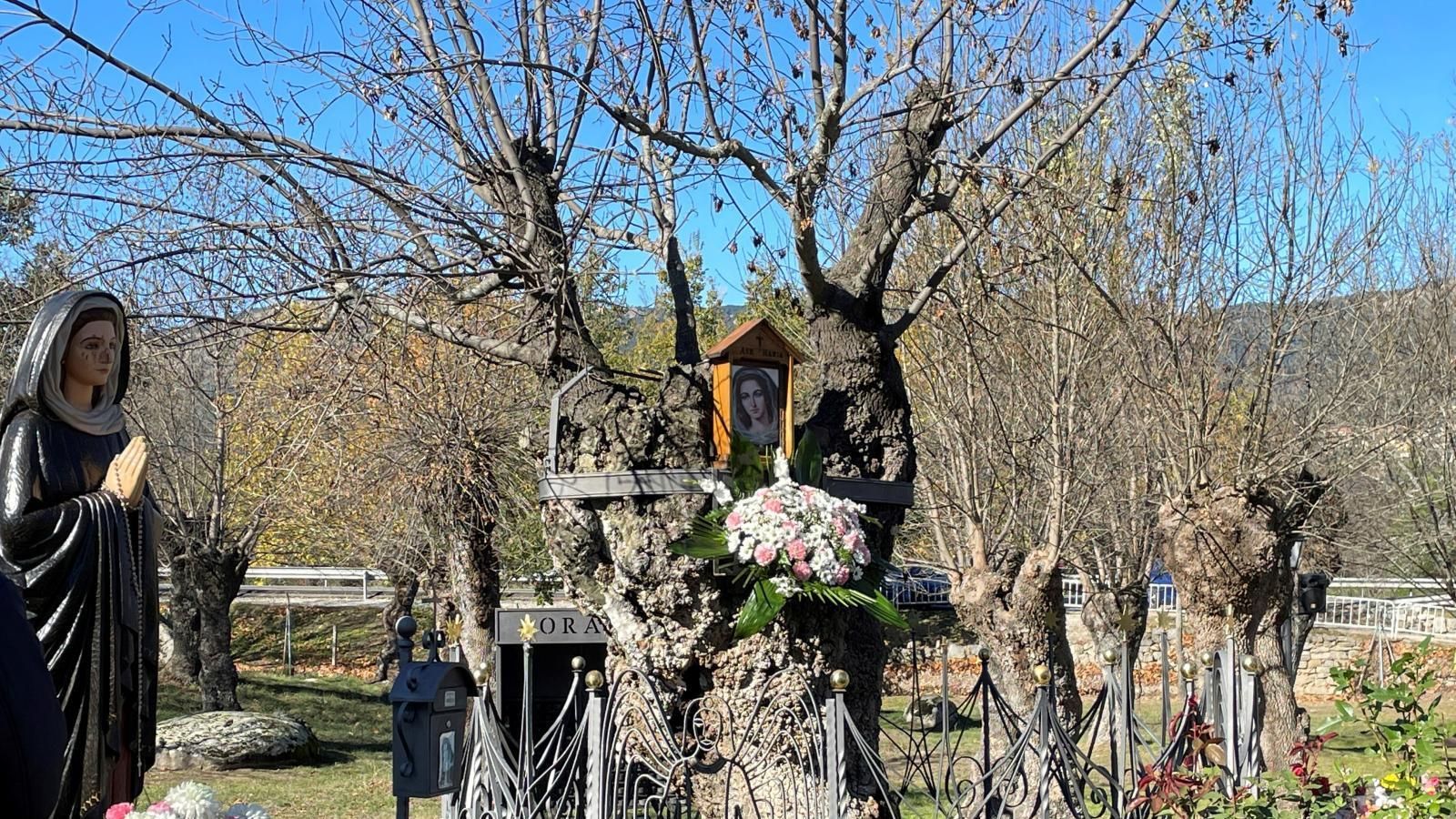 Seguidores de la ‘vidente' de El Escorial siguen visitando su tumba cada mes