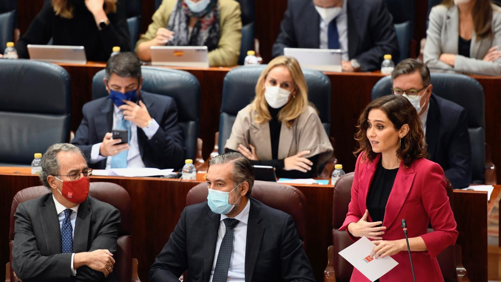 Díaz Ayuso se compromete a rehabilitar y subvencionar las casas de la línea 7B