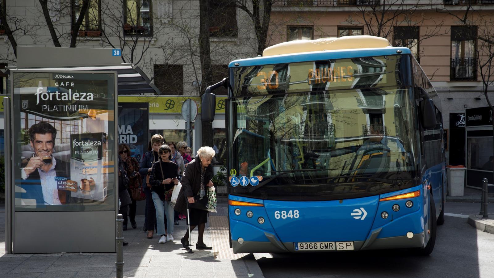 La EMT refuerza 16 líneas durante el puente de la Constitución