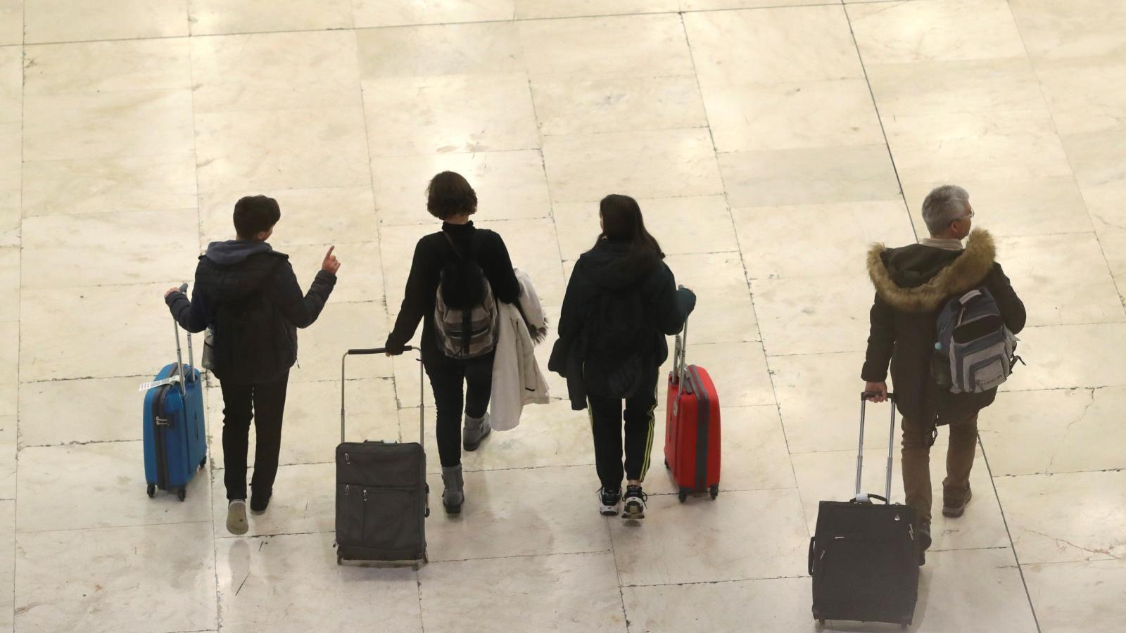 5.000 pasajeros perdieron sus vuelos por las demoras en el control de pasaportes