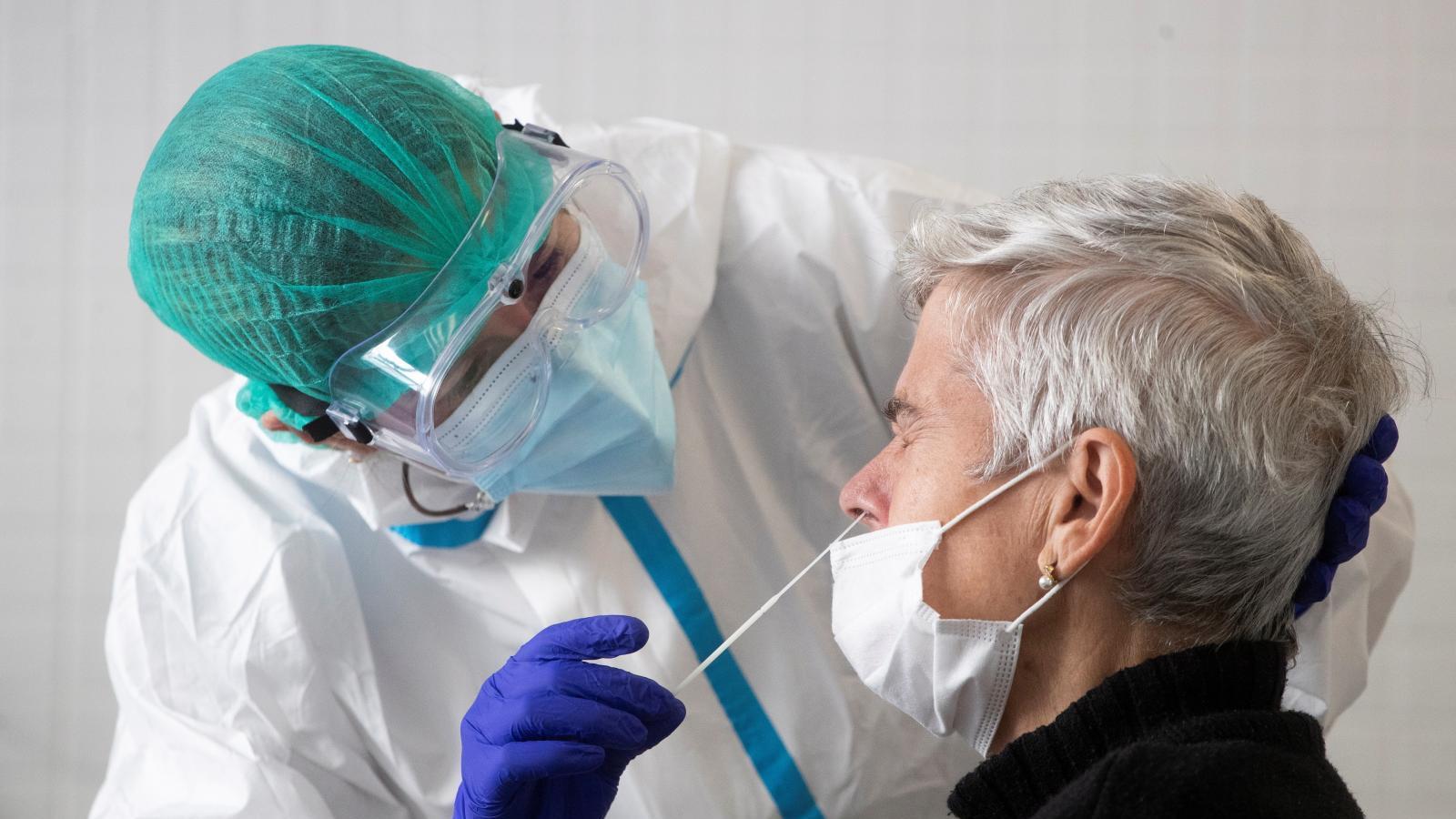 Los contagios siguen al alza en varias comunidades