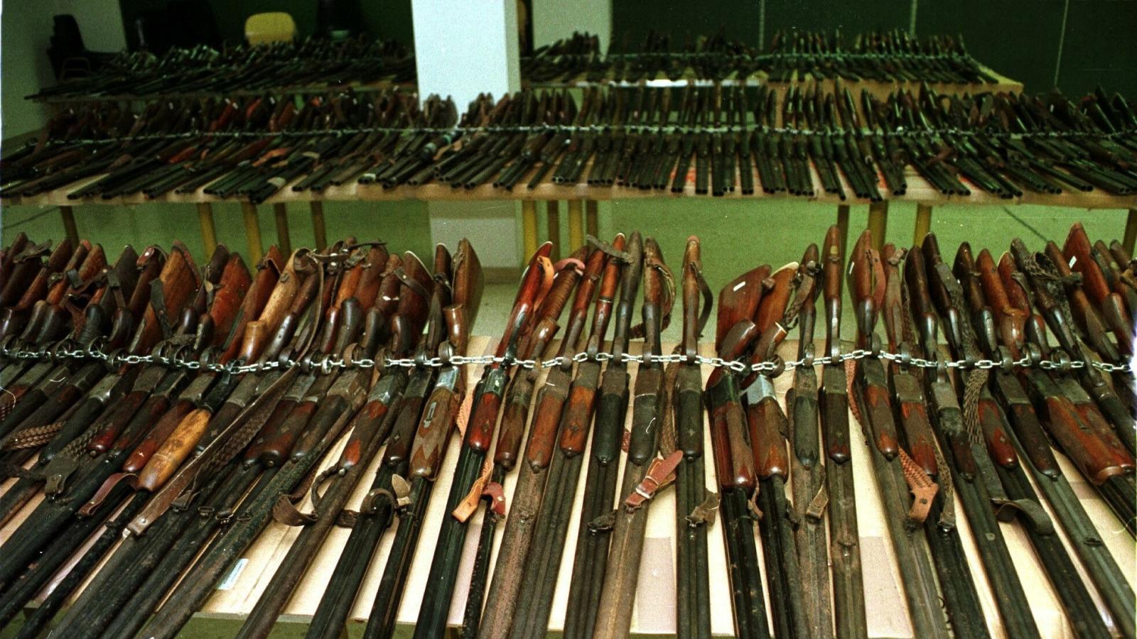 La Guardia Civil subasta en la plaza de toros de Moralzarzal más de 5.300 armas en depósito