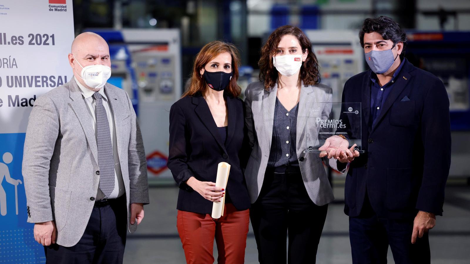 Díaz Ayuso recibe el premio cermi.es 2021 por la mejora de la accesibilidad de Metro