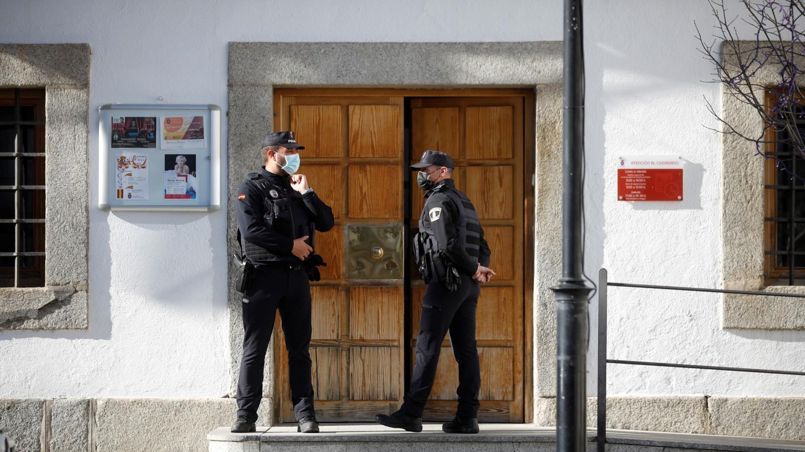 Los concejales socialistas detenidos en San Martín acuden al pleno tras quedar en libertad