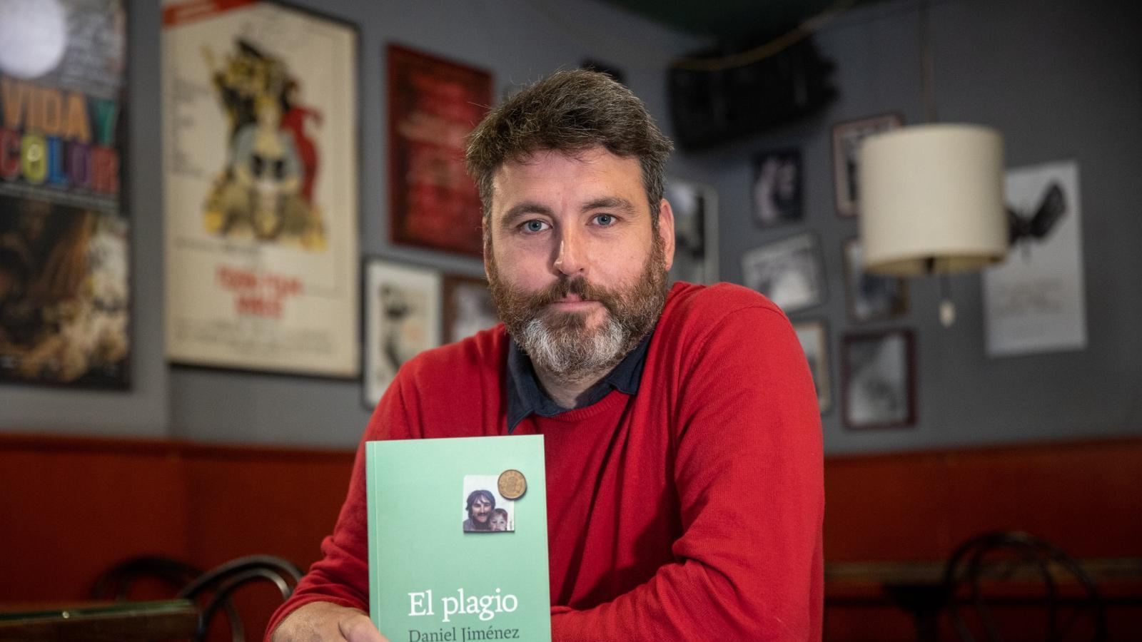 Daniel Jiménez repara el daño emocional a su familia en su libro "El plagio"