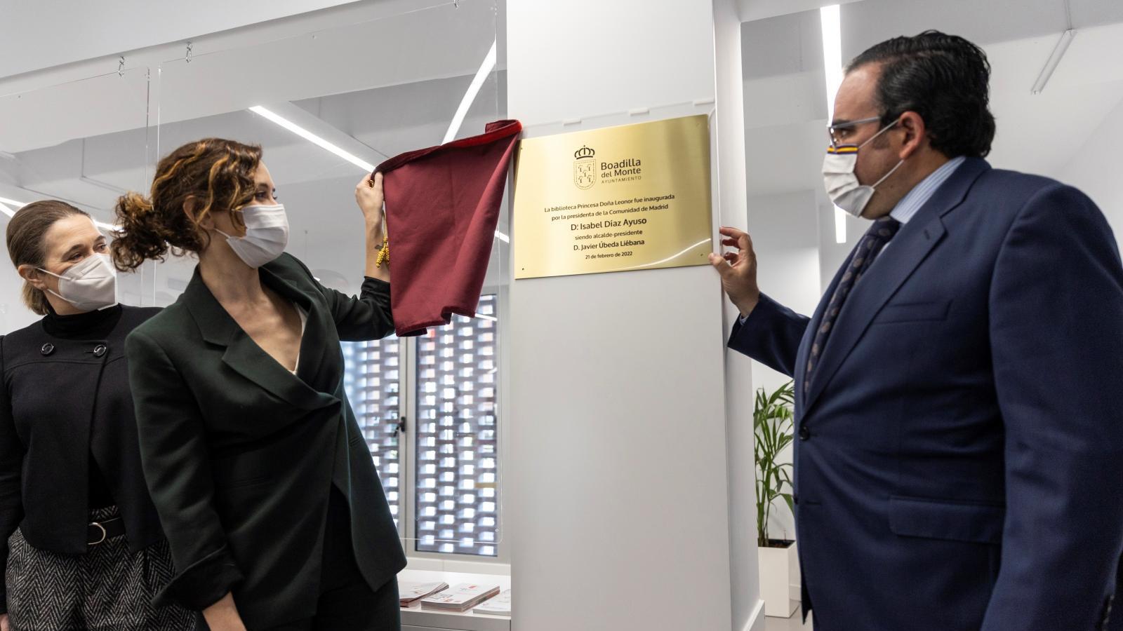 Ayuso inaugura una biblioteca en Boadilla y pide “recuperar la normalidad”