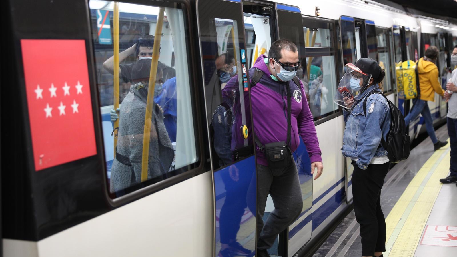 Escudero pedirá en el Consejo Interterritorial la eliminación de la obligación de la mascarilla en el transporte