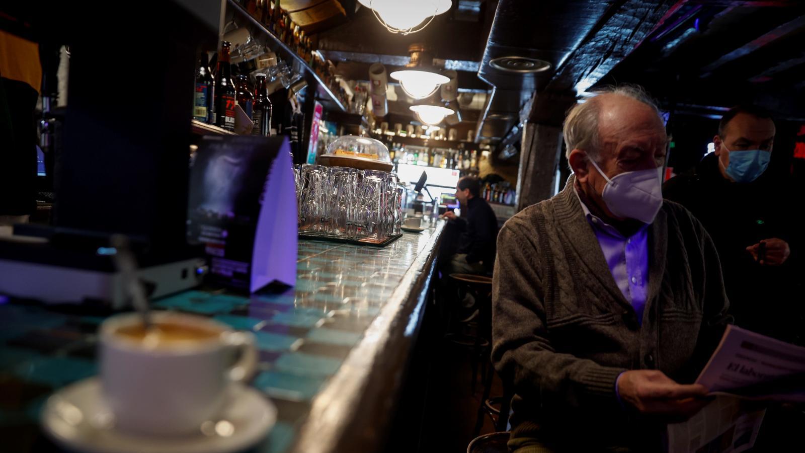 Escudero pide el fin de las mascarillas en interior tras consolidarse en Madrid la estabilización del covid
