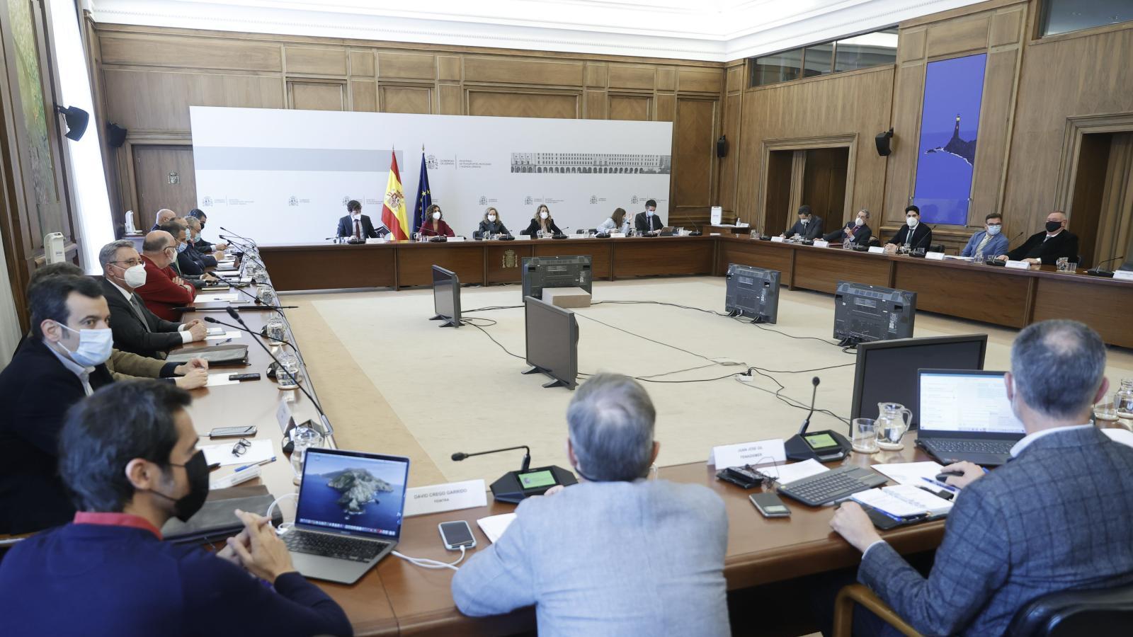 El Gobierno y el Comité Nacional de Transporte por Carretera pactan de madrugada una rebaja del carburante