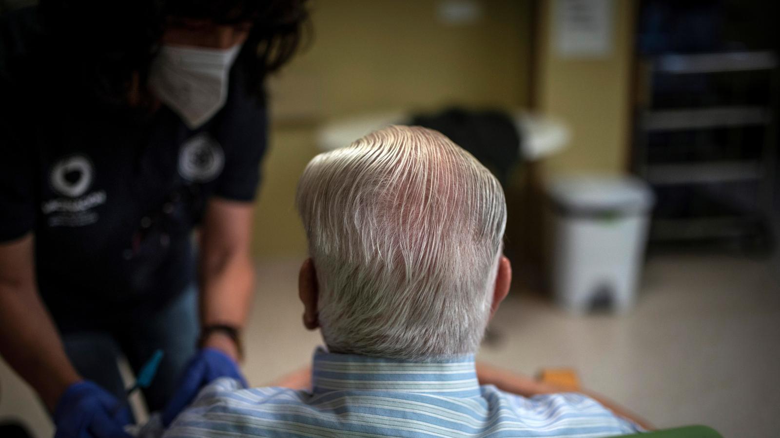 La Ponencia de vacunas sopesa una cuarta dosis para los mayores de 80 años