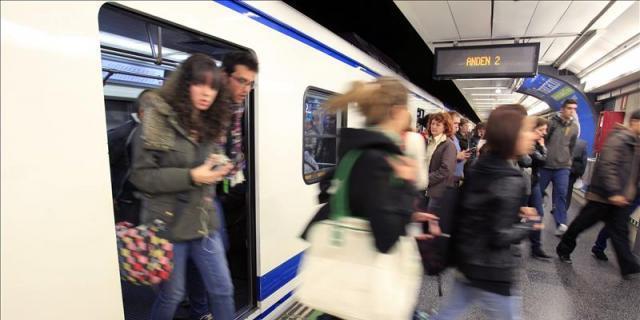 Vecinos de Valdebernardo se concentran para que reabra un acceso del metro