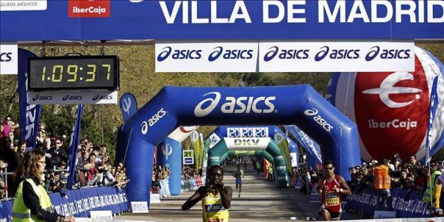 Los kenianos Emase y Cinthya Limo ganan con nuevos récords en Madrid