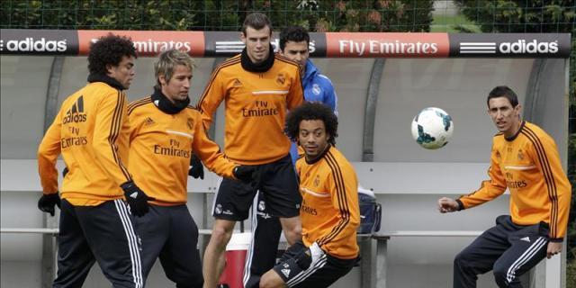 Marcelo ya trabaja con balón sobre el césped en su recuperación