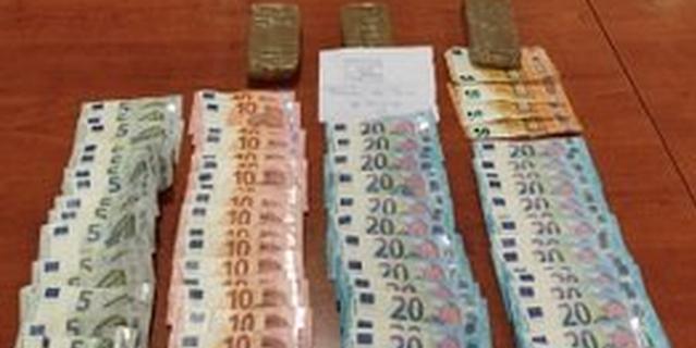 Tres detenidos y 2,5 kilos de hachís requisados en dos coches en Usera