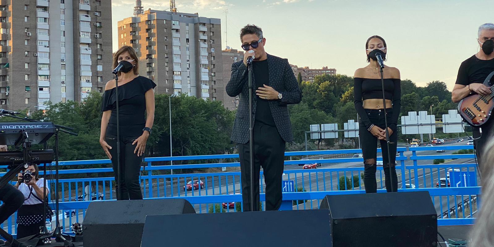 Vandalizan con pintadas la placa homenaje a Alejandro Sanz en el puente de la M-30