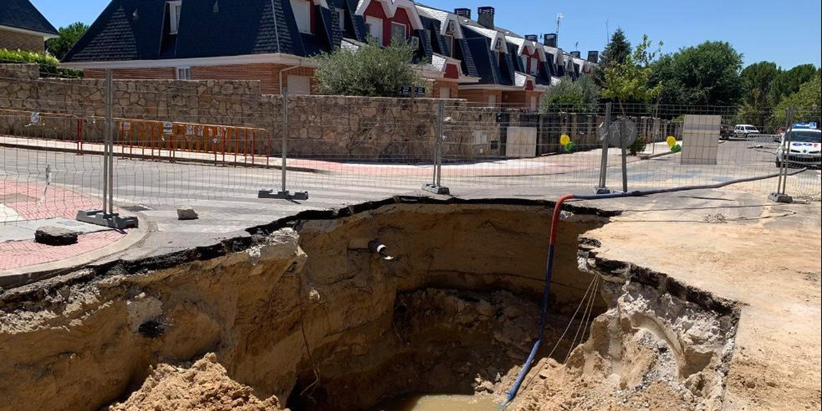 Una fuga de agua provoca un gran socavón en Arroyomolinos