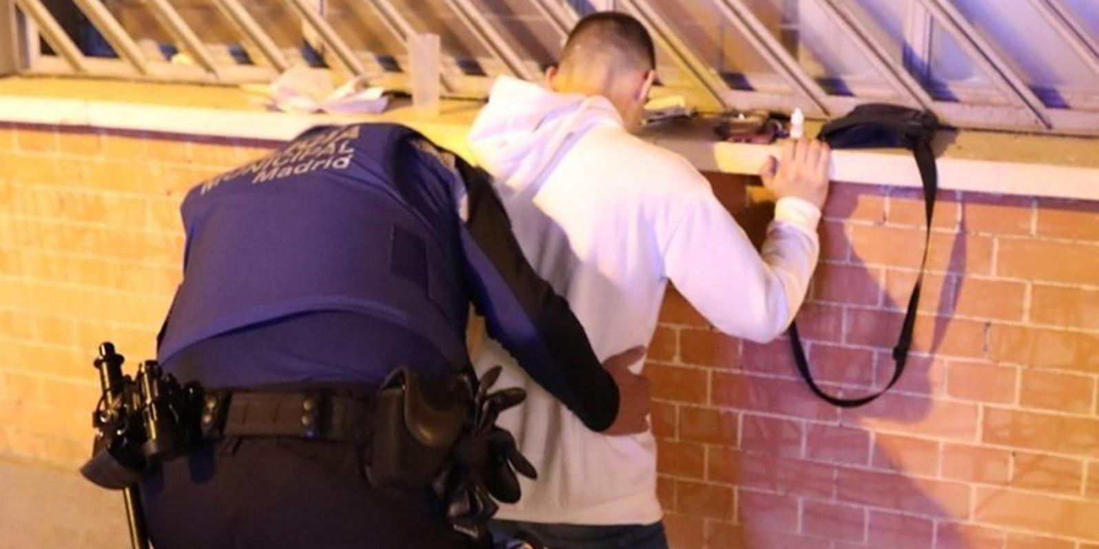 Detenido un hombre por agredir a varios indigentes y policías en la calle Preciados de Madrid